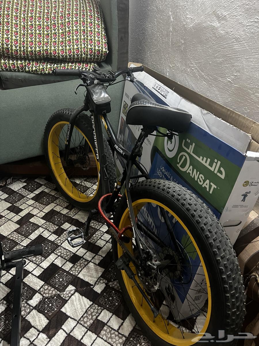 A bicycle that hasn't been used much64438968921986111