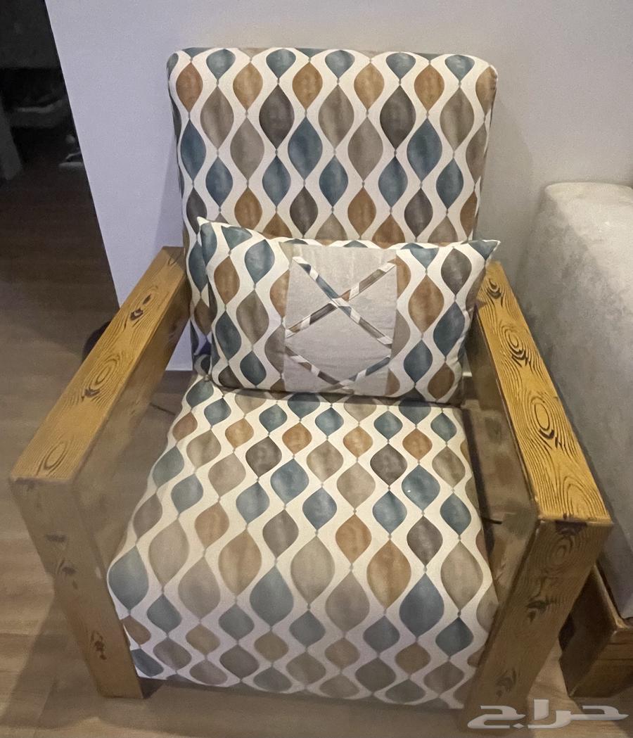 Clean and undamaged sofa64442159121794113