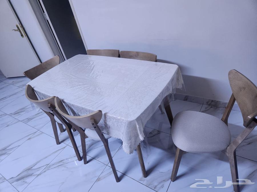 Dining table with 6 new chairs64437221007233112