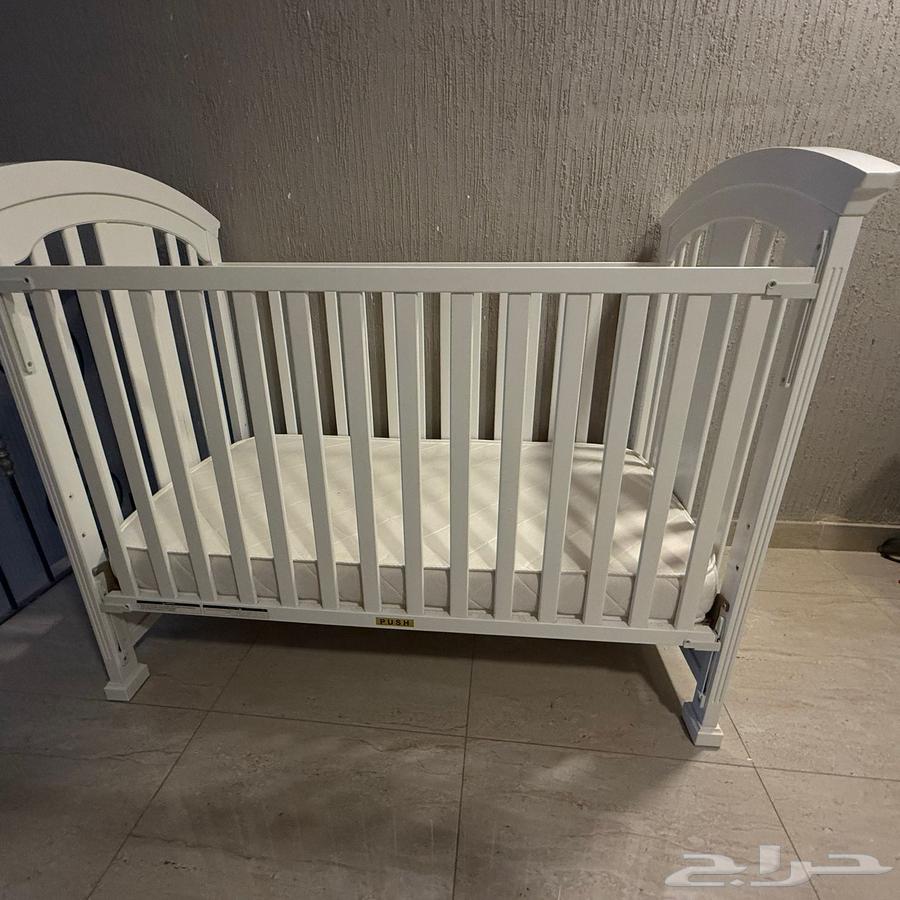 سرير أطفال بحالة ممتازة64435596403073111