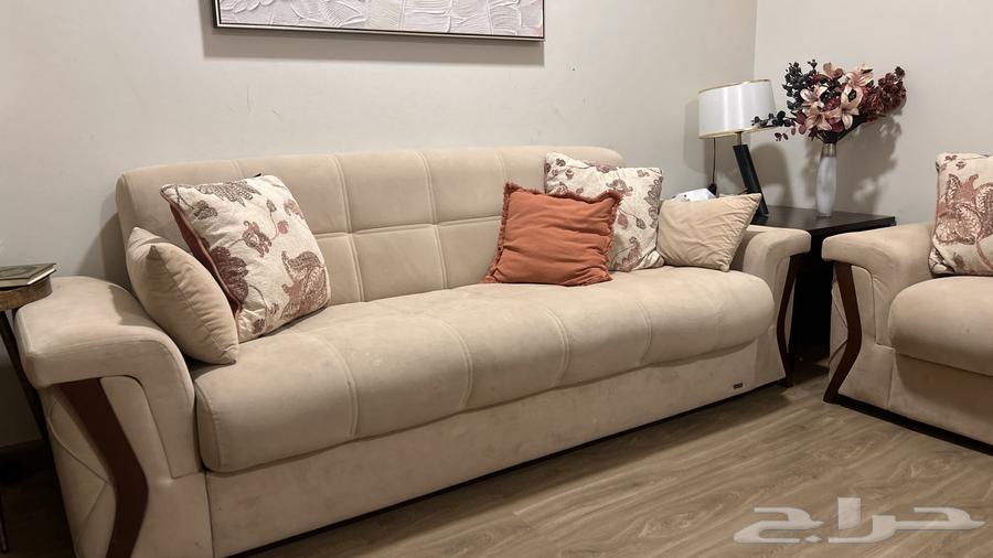 Sofa and table64439458468225113