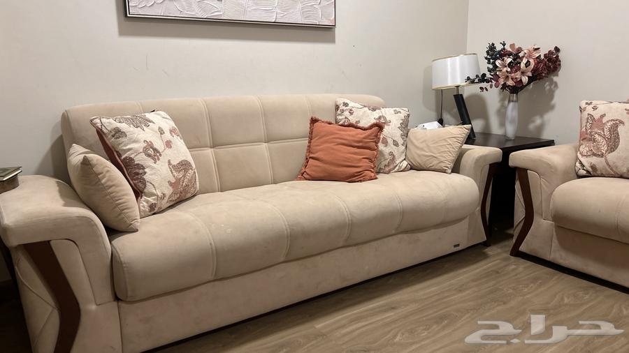 Sofa and table64439458468225114