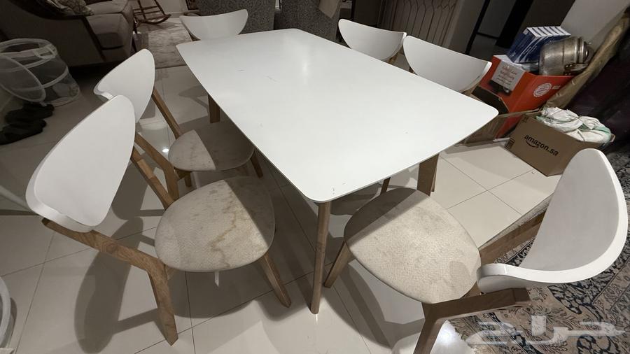 Dining table and chairs64439650829186110