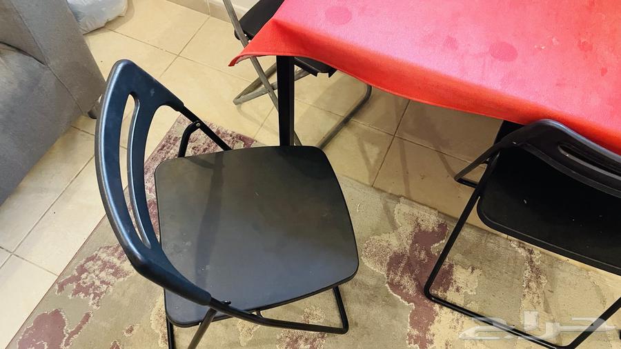 Dining table and 4 chairs64439918102019111