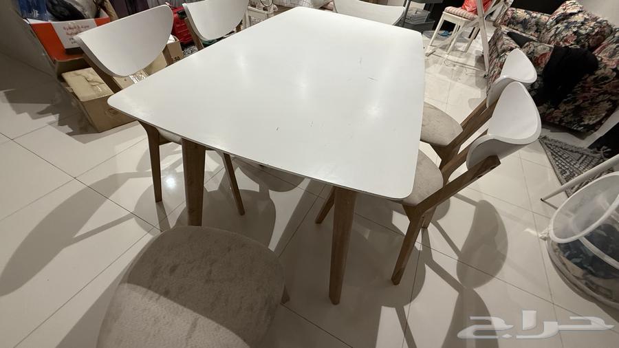 Dining table and chairs64439650829186111