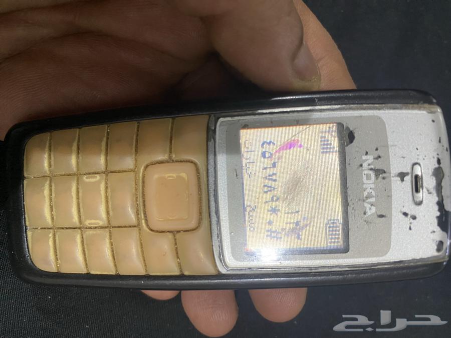 Old SIM cards and an old Nokia phone64442159137153112