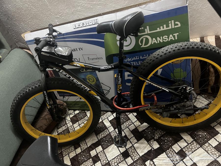 A bicycle that hasn't been used much64438968921986110