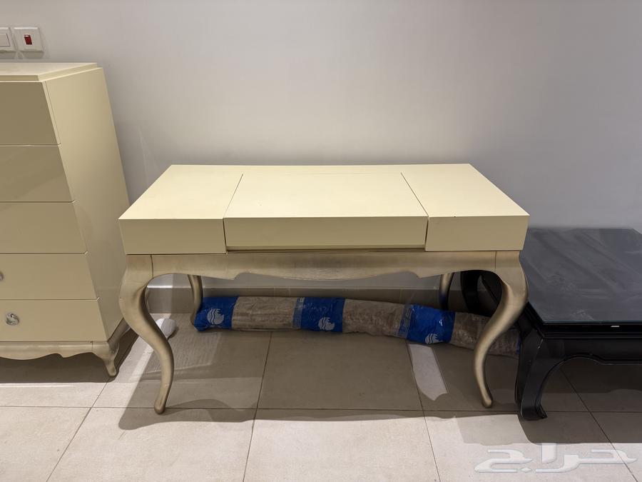 اثاث للبيع غرفة نوم مرتبه طاولة وكراسي تسريحة كمدينه كنب64439199260035110