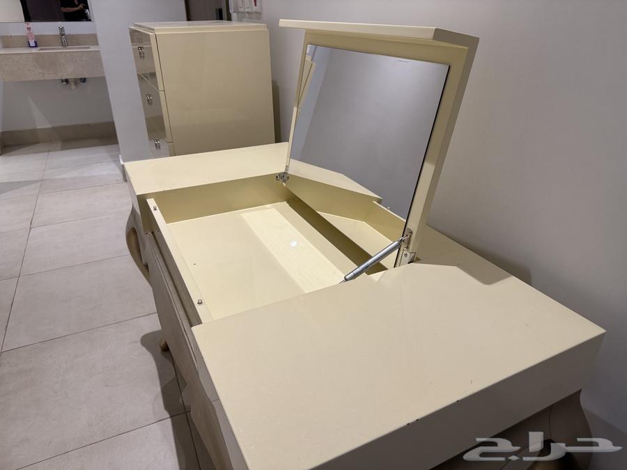 اثاث للبيع غرفة نوم مرتبه طاولة وكراسي تسريحة كمدينه كنب64439199260035113