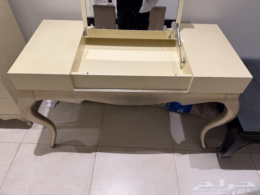 اثاث للبيع غرفة نوم مرتبه طاولة وكراسي تسريحة كمدينه كنب64439199260035112