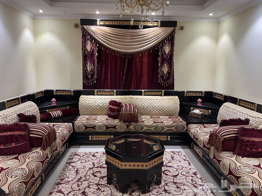 طقم كنب حرف U مقاس 4x3 نظيف جدا مع ستارة وطاولة وسط64437275064321113