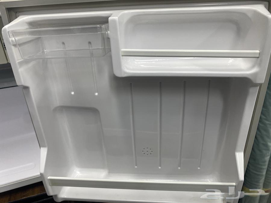 ثلاجة مكتبيه صغيرة نظيفة للبيع( خط110)64436521048451113