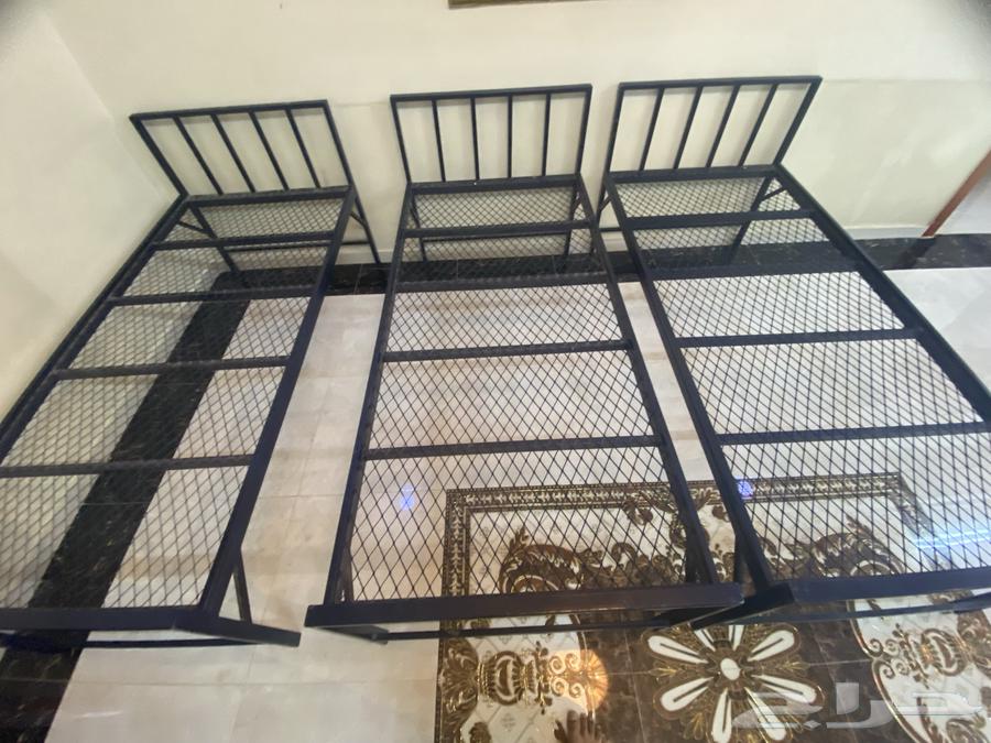 Three iron beds, approximately two meters in length64438591923329110