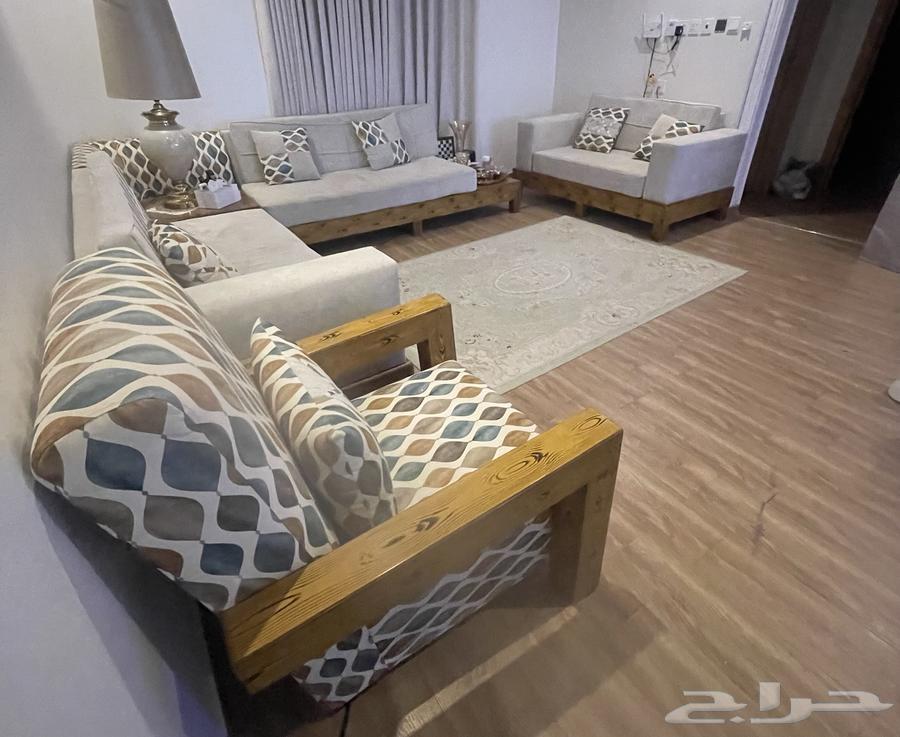 Clean and undamaged sofa64442159121794111