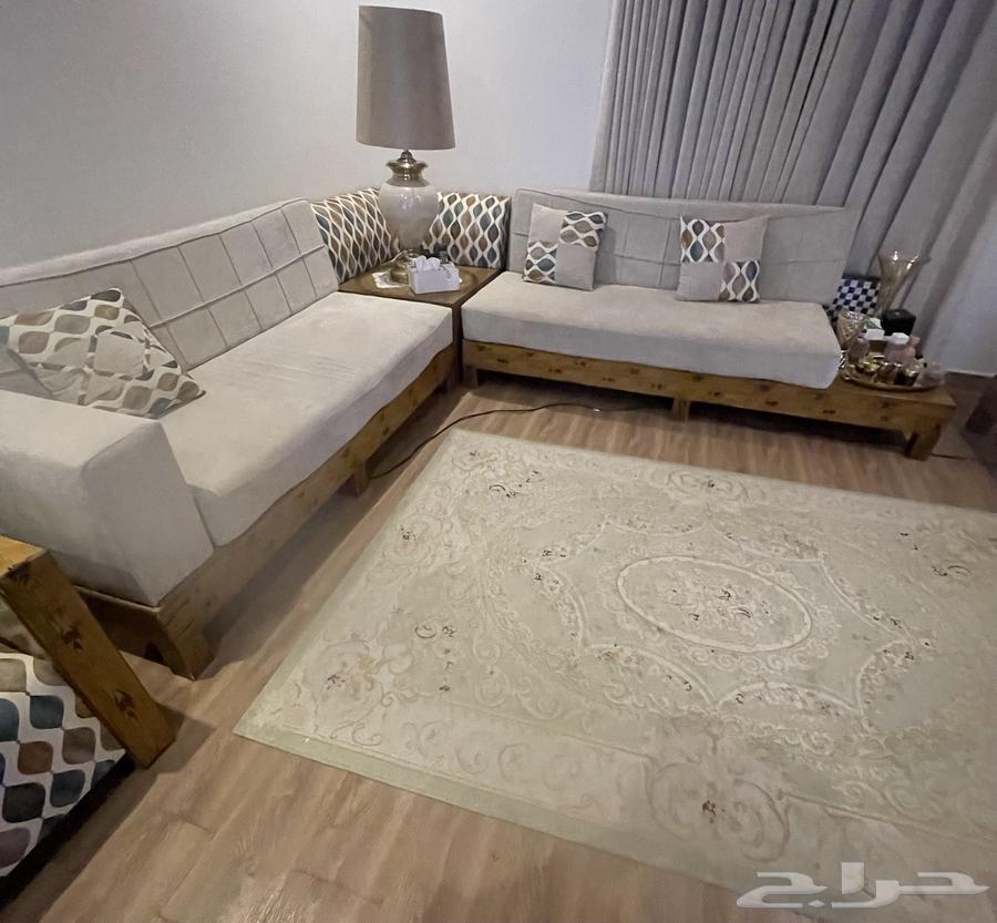 Clean and undamaged sofa64442159121794112