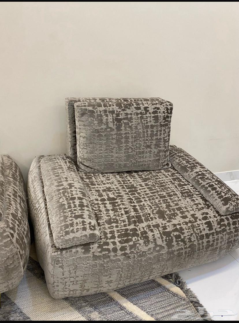 A new sofa, the only damage is that one leg is broken and it can be fixed, but it's new64436146023298113