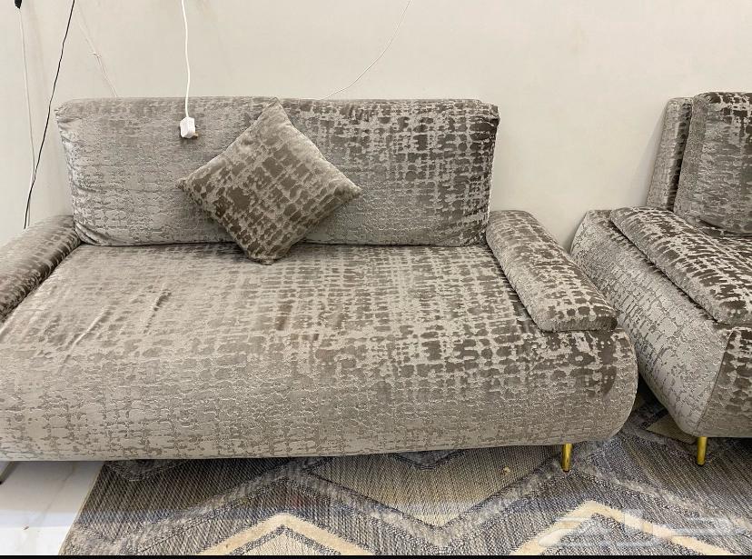 A new sofa, the only damage is that one leg is broken and it can be fixed, but it's new64436146023298111