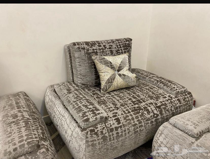 A new sofa, the only damage is that one leg is broken and it can be fixed, but it's new64436146023298110