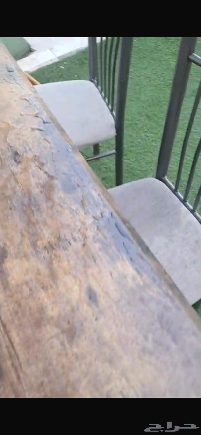 Table with three chairs64437813693186110