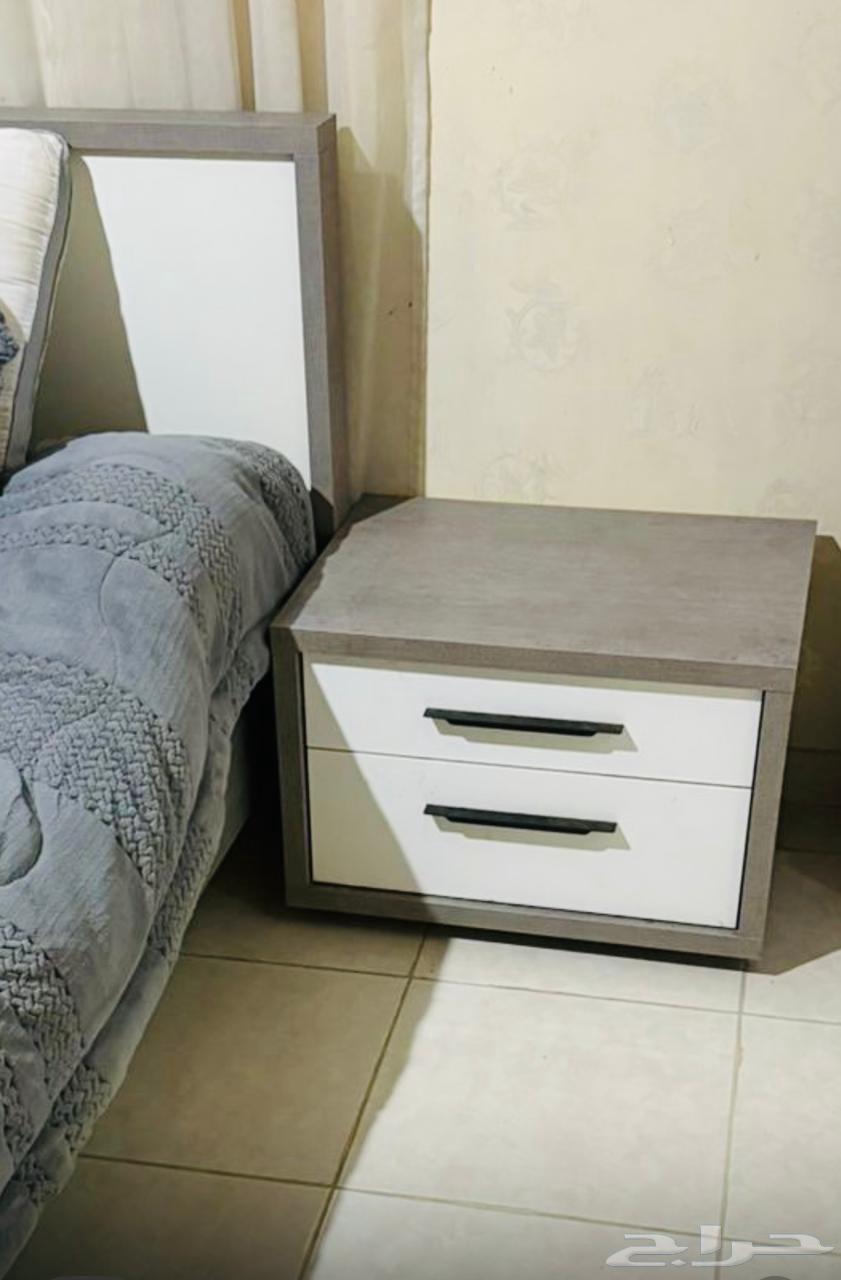 غرفة نوم مكونه من سرير 200 في 200 و2 كومدينا بحاله جيده64440725073411110