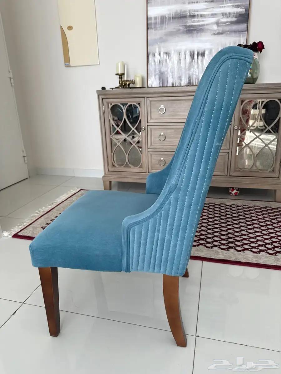 Luxurious table and elegant design with chairs64437813703810112