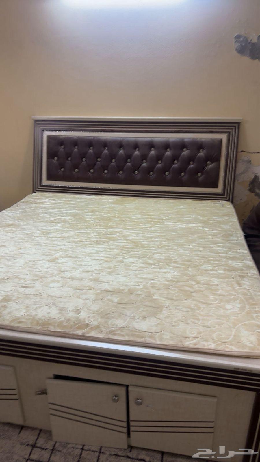 It has a complete room furniture, mattresses, 2 air conditioners, and 3 doors64438109805314114