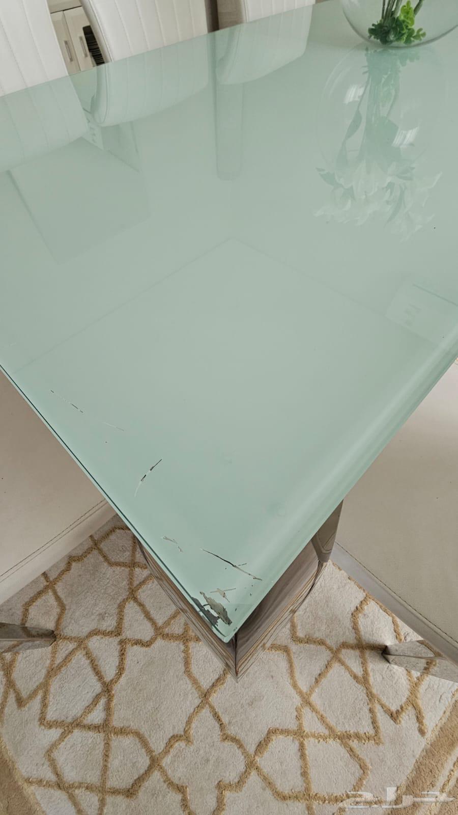 Dining table and chairs64439705787779111