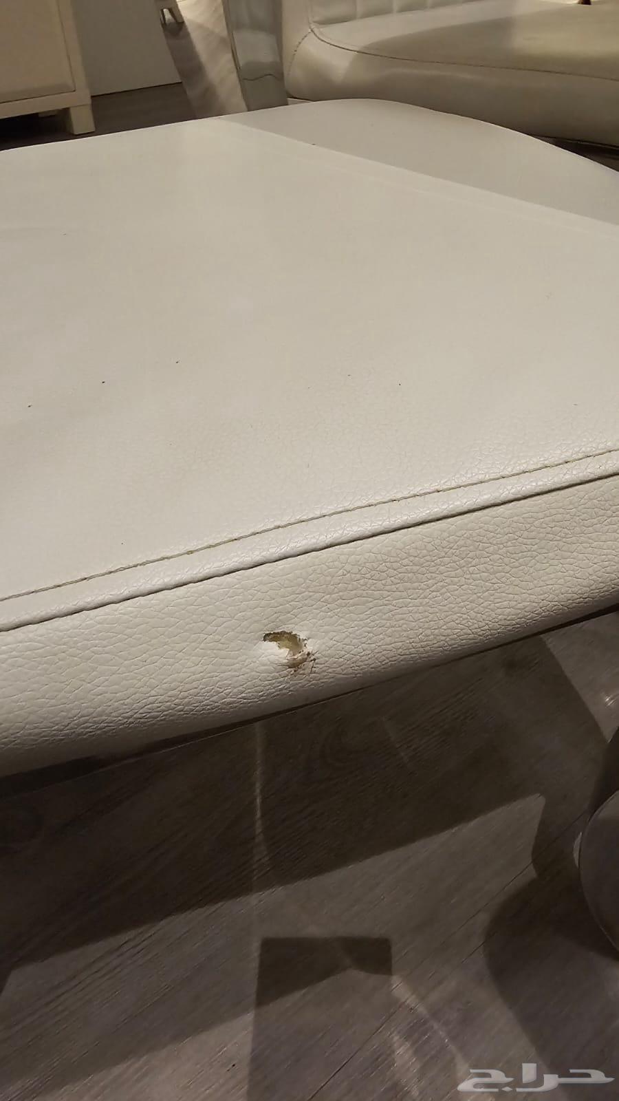 Dining table and chairs64439705787779112