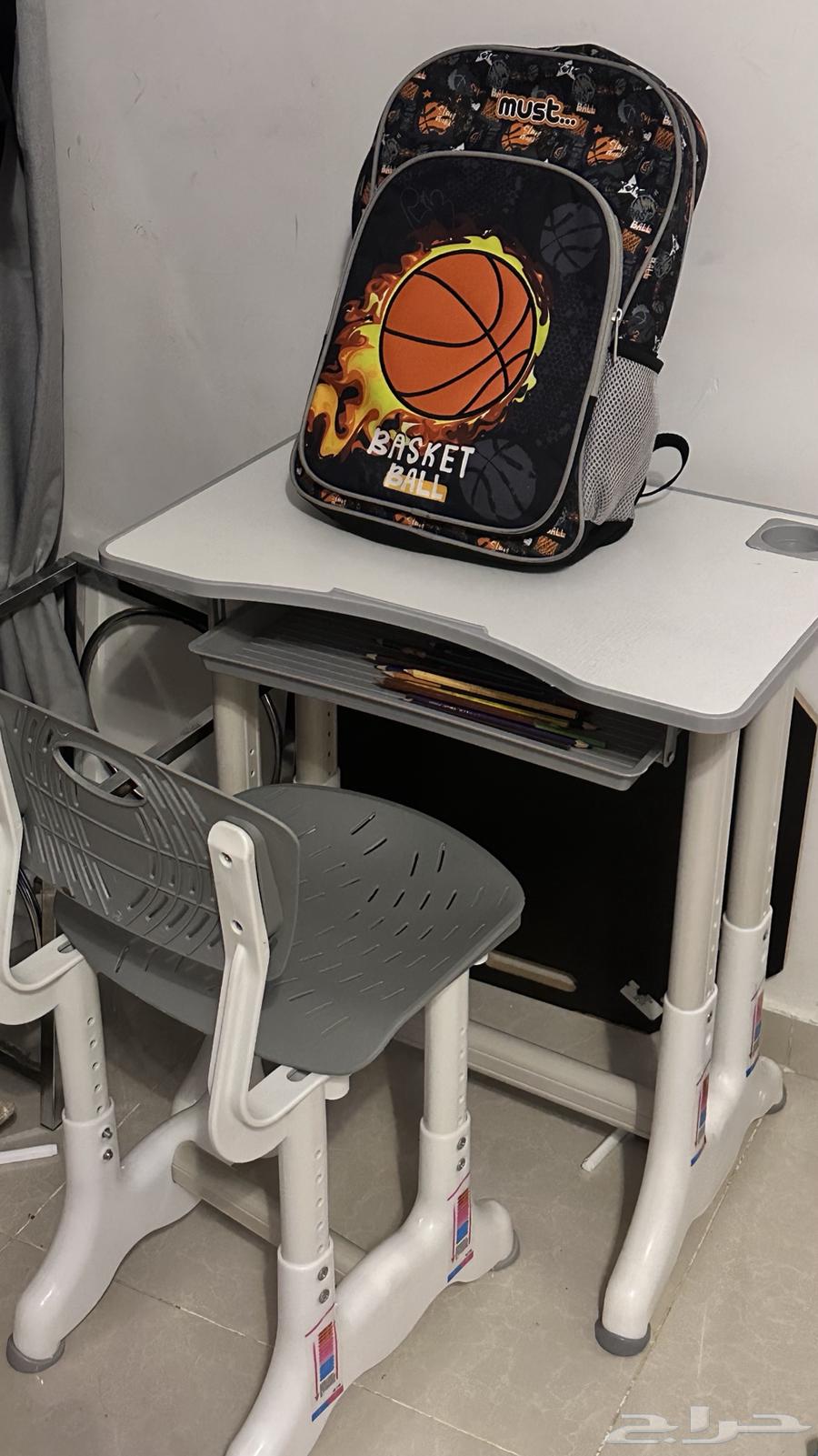 Table and bag64443249954305110