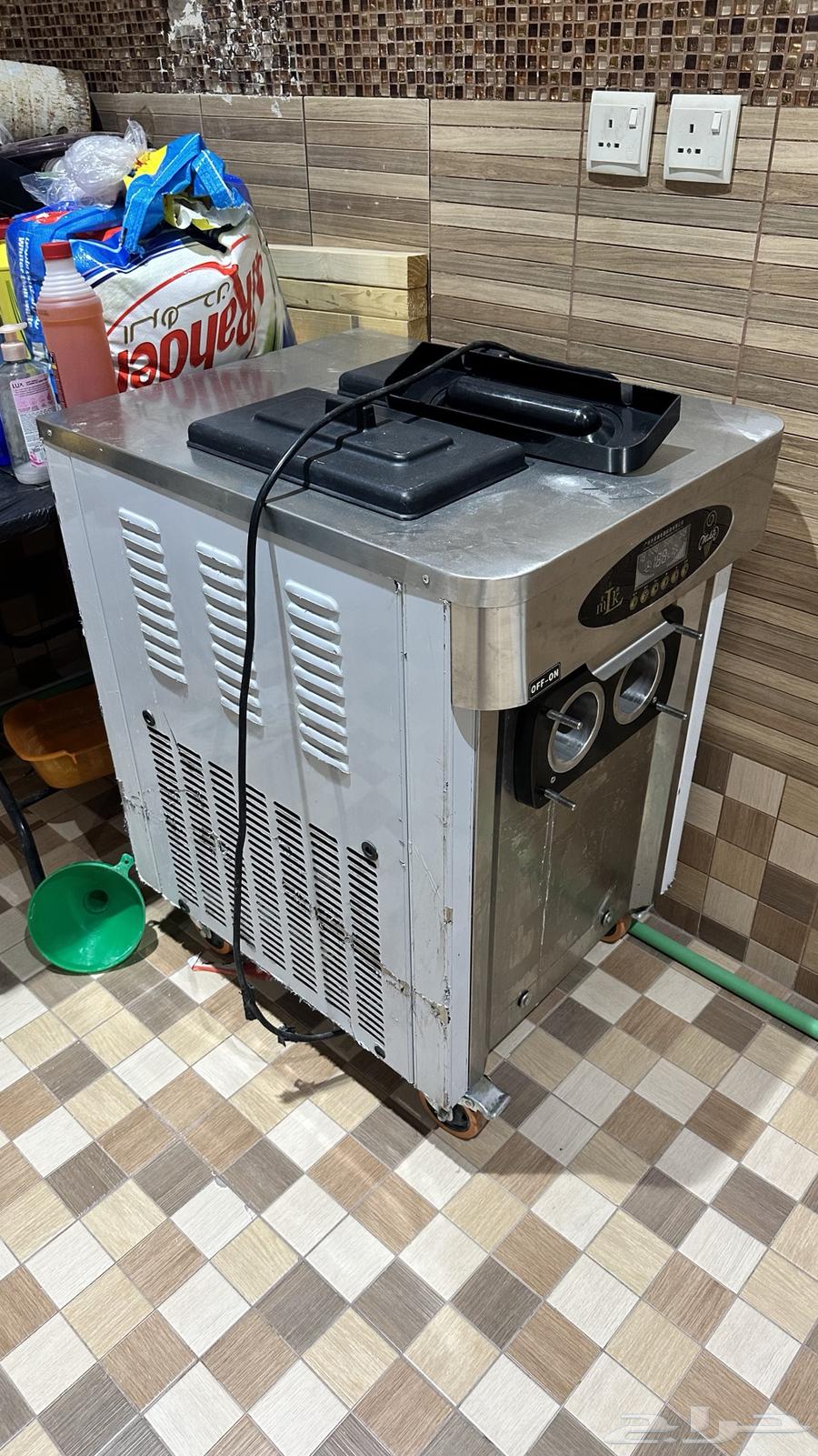 The ice cream machine is clean for sale, short size not long64447042533379110