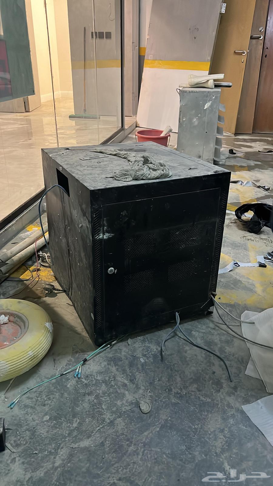 للبيع مستودع فيه كنب وفيه كباين64444418755842113