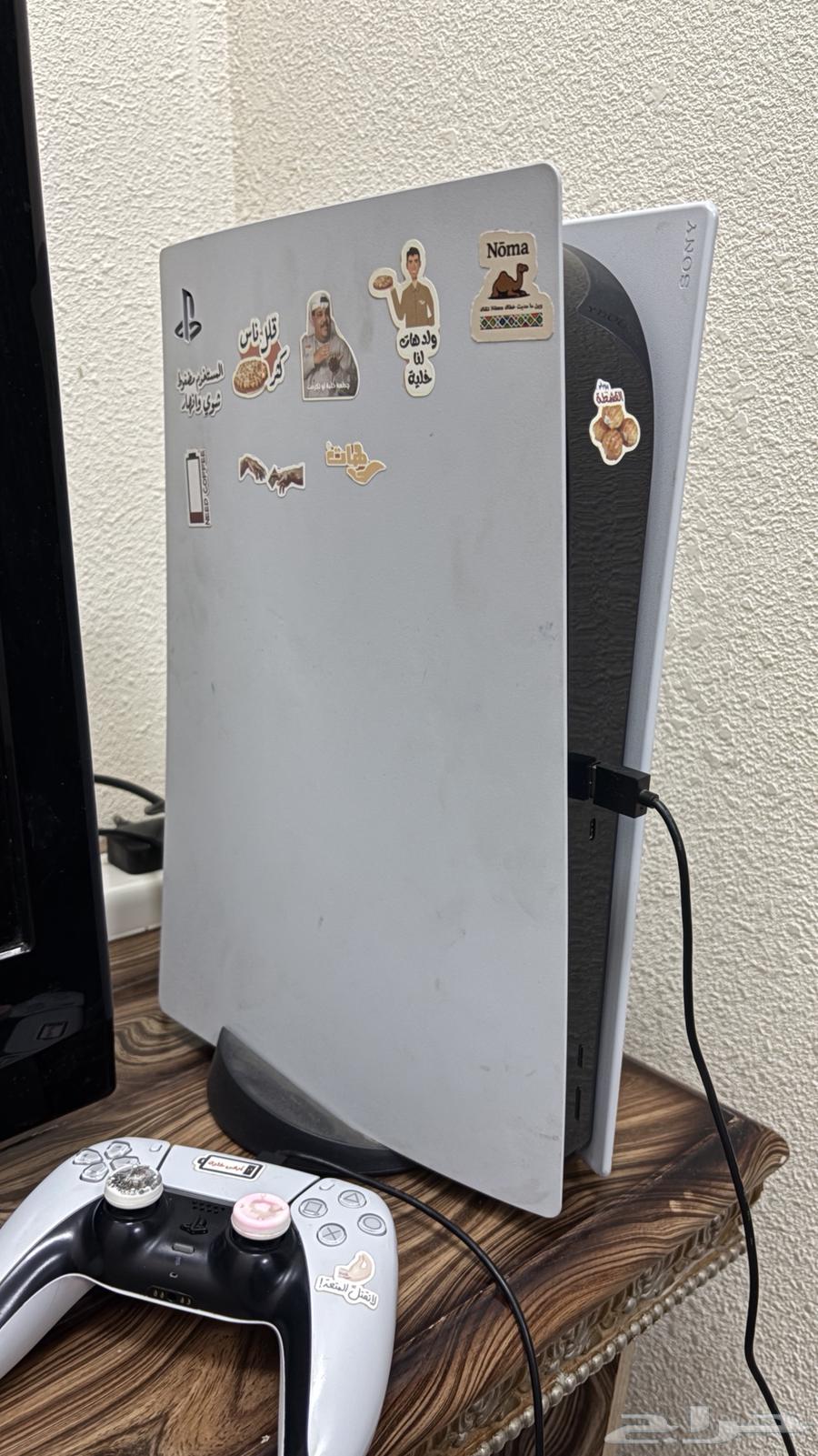 Sony Five is clean, I swear, never used, with one hand and its cables64449234371714111