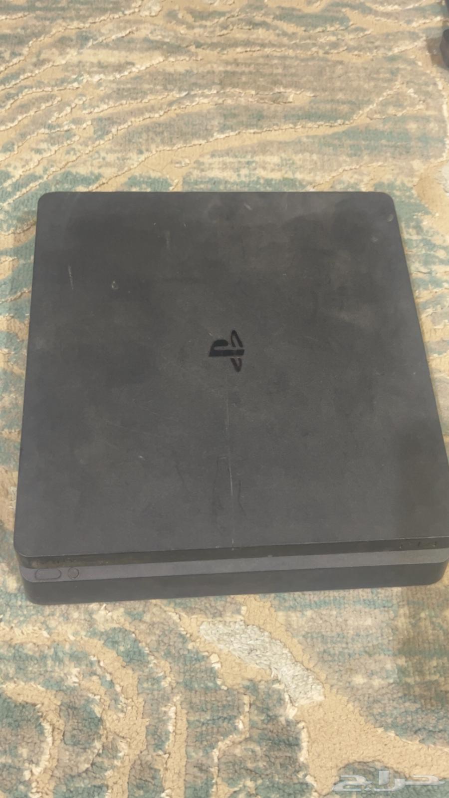 سوني فور للبيع شاريها ب 700 والبيع على السوم سلك التشغيل معه64449650934913113