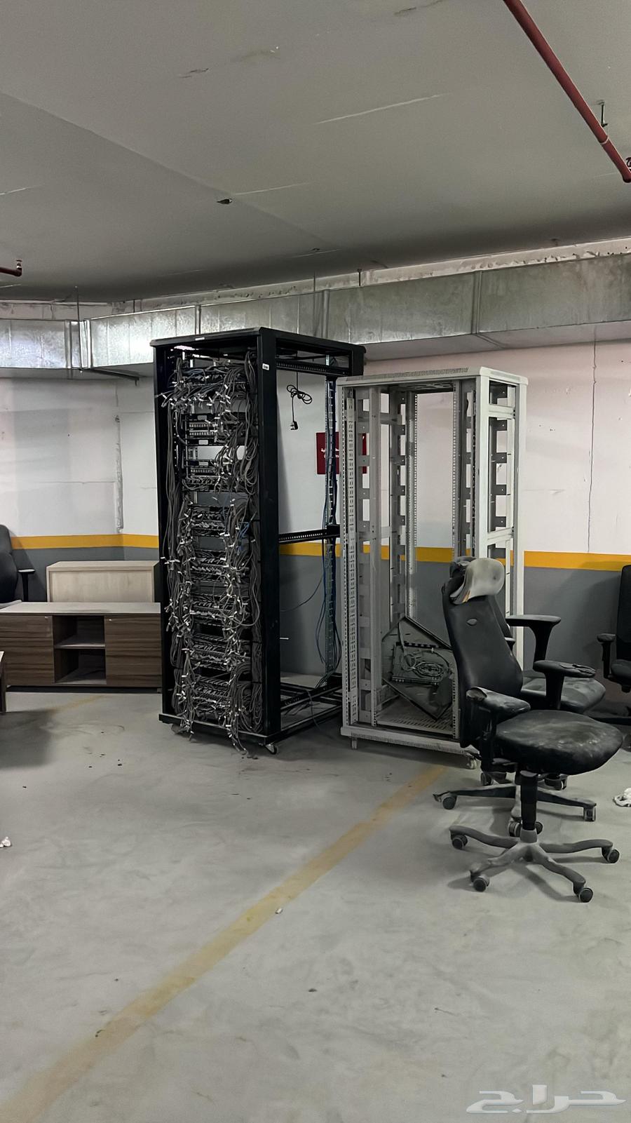 للبيع مستودع فيه كنب وفيه كباين64444418755842112