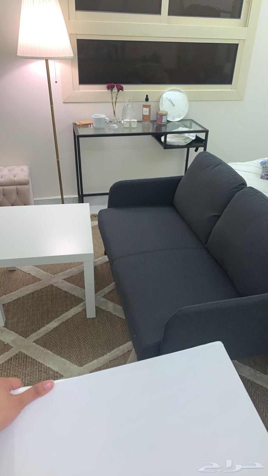 كنب رمادي وطاولة بيضاء من ايكيا64445431871363110