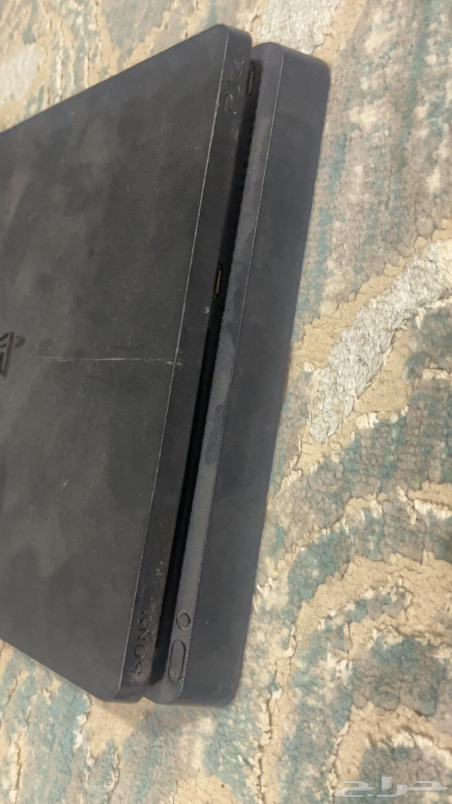 سوني فور للبيع شاريها ب 700 والبيع على السوم سلك التشغيل معه64449650934913111