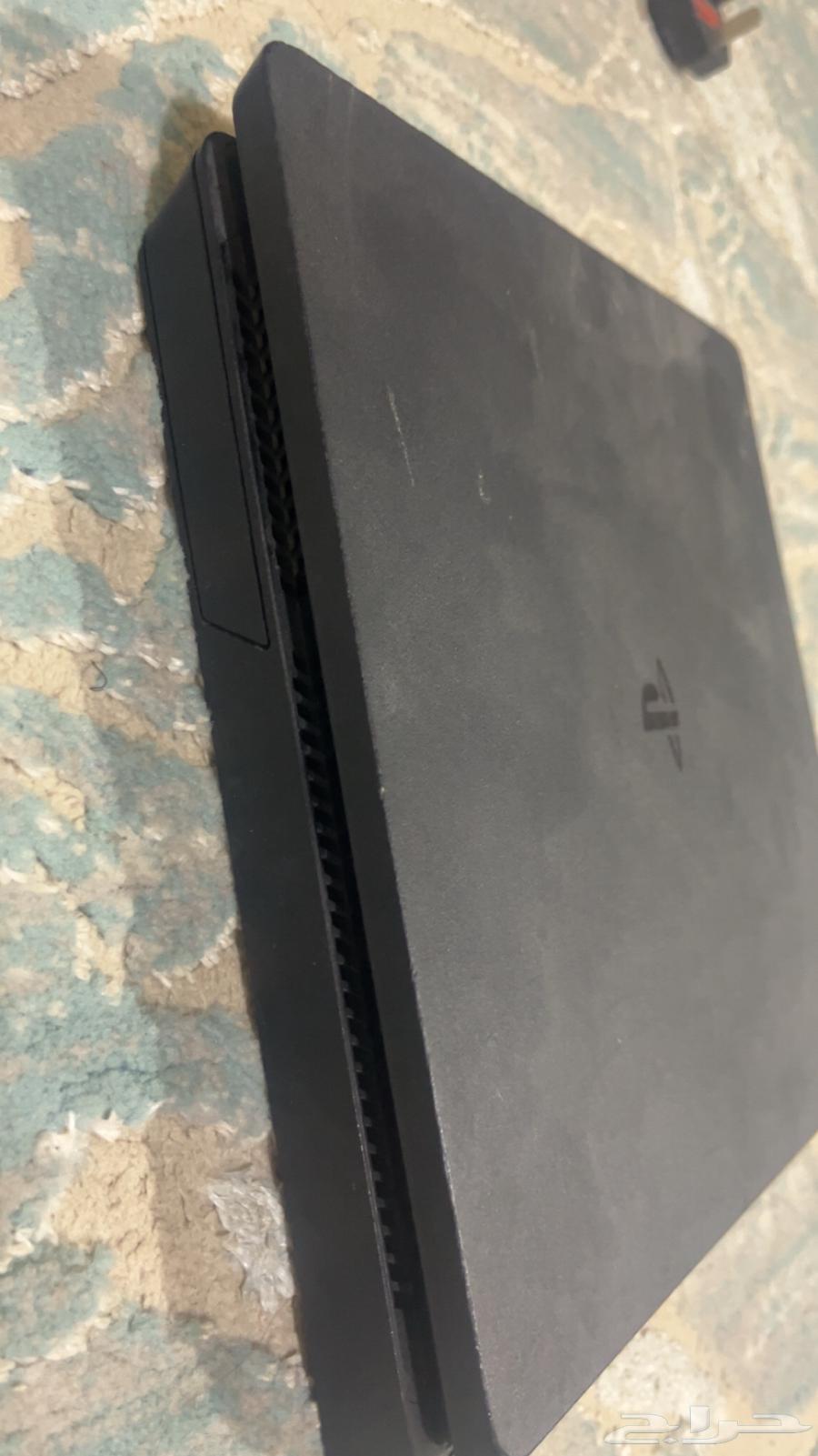 سوني فور للبيع شاريها ب 700 والبيع على السوم سلك التشغيل معه64449650934913114