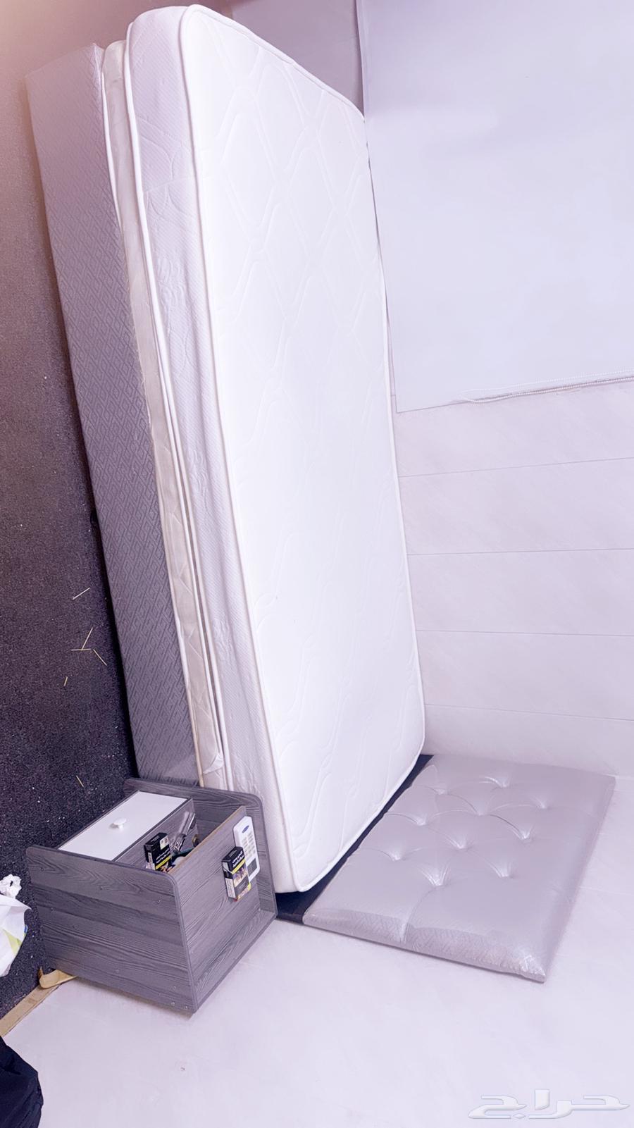 سرير ومرتبة فردي مع طاولة جانبية، نظيف وليس جديد64447068958978111