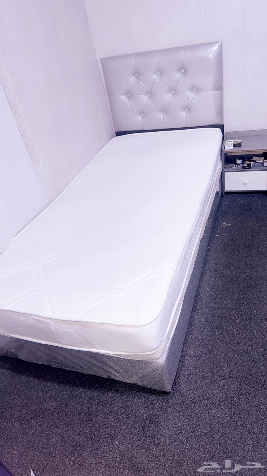 سرير ومرتبة فردي مع طاولة جانبية، نظيف وليس جديد64447068958978110