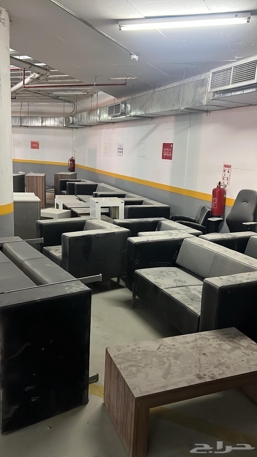 للبيع مستودع فيه كنب وفيه كباين64444418755842110