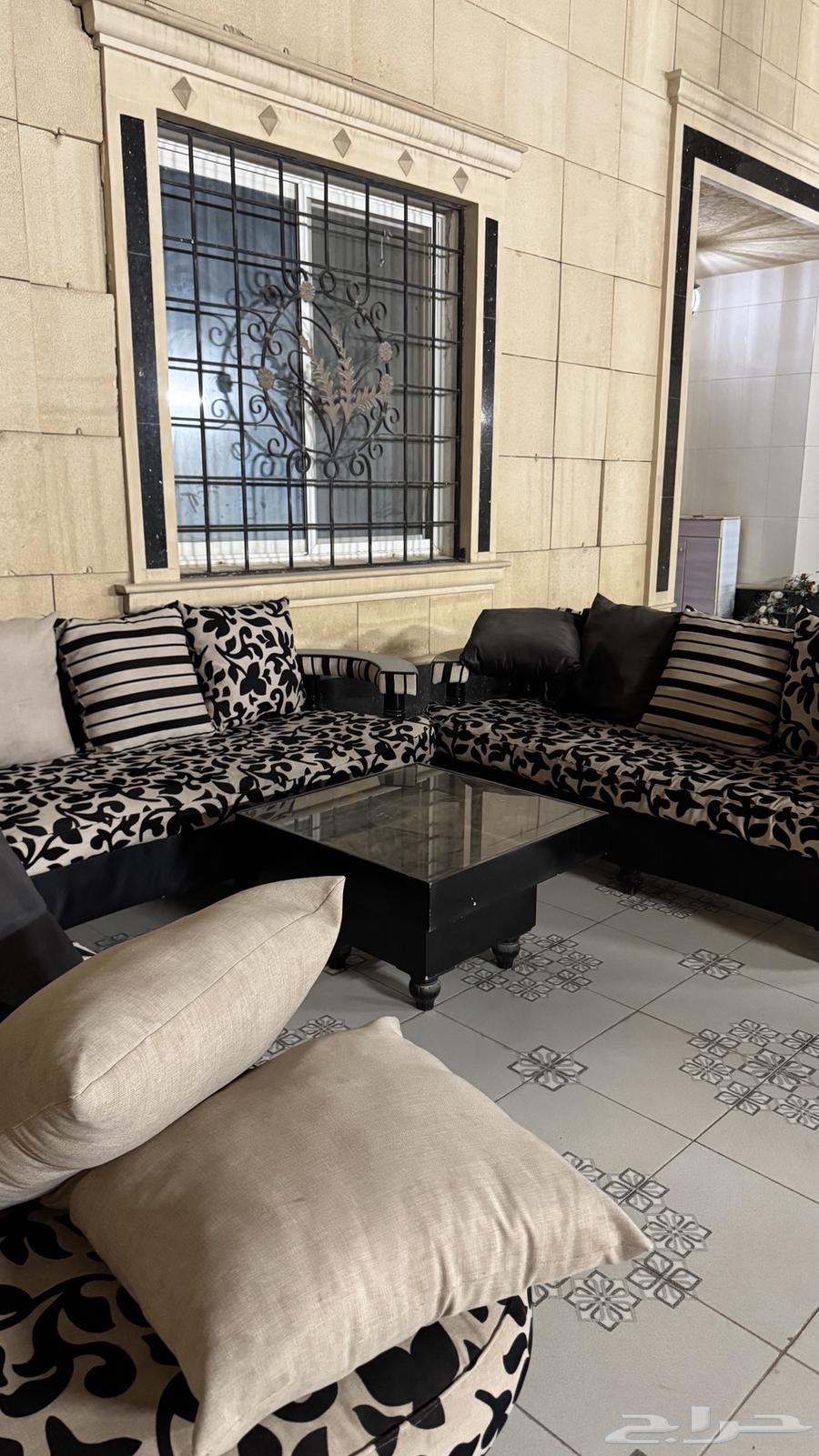 Sofa set with table64445757385603110