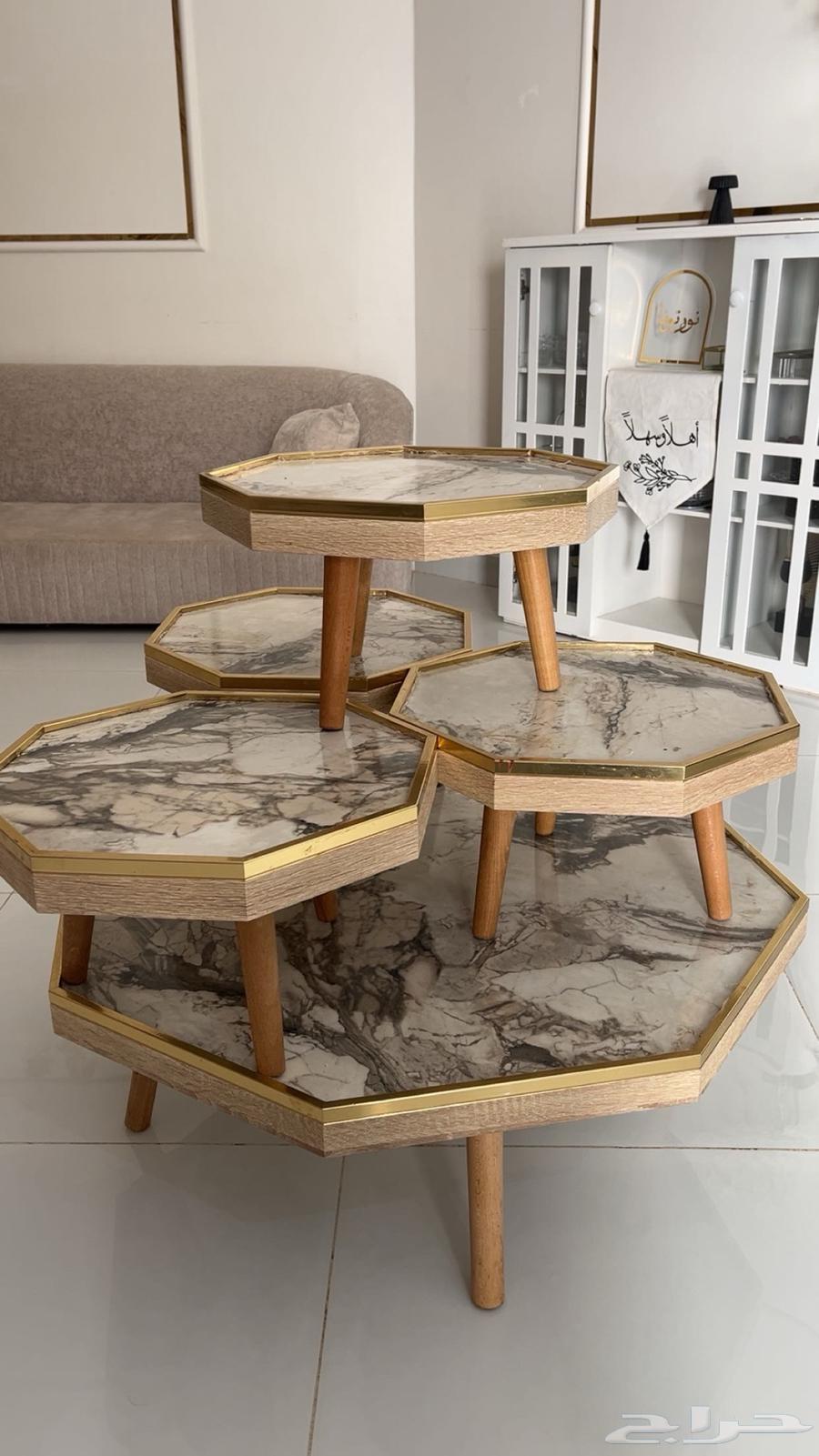 Table with its service64446000503811110