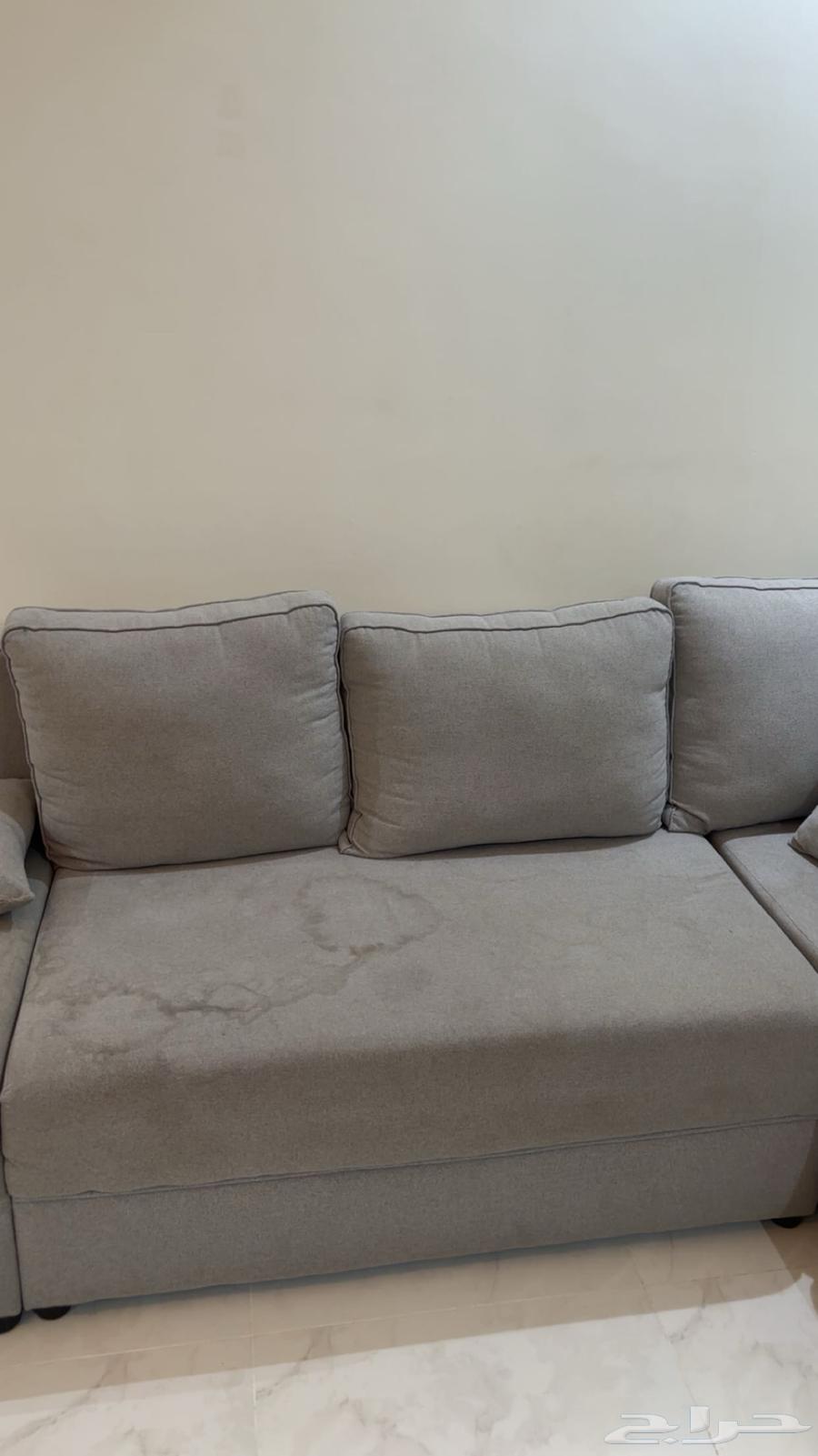 كنب للبيع حرف L لونه رمادي فاتح يحتاج له غسيل64445350540161110