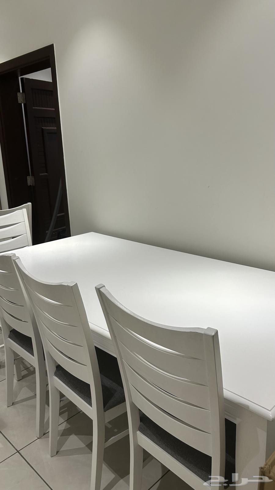 Dining table64449448794115111