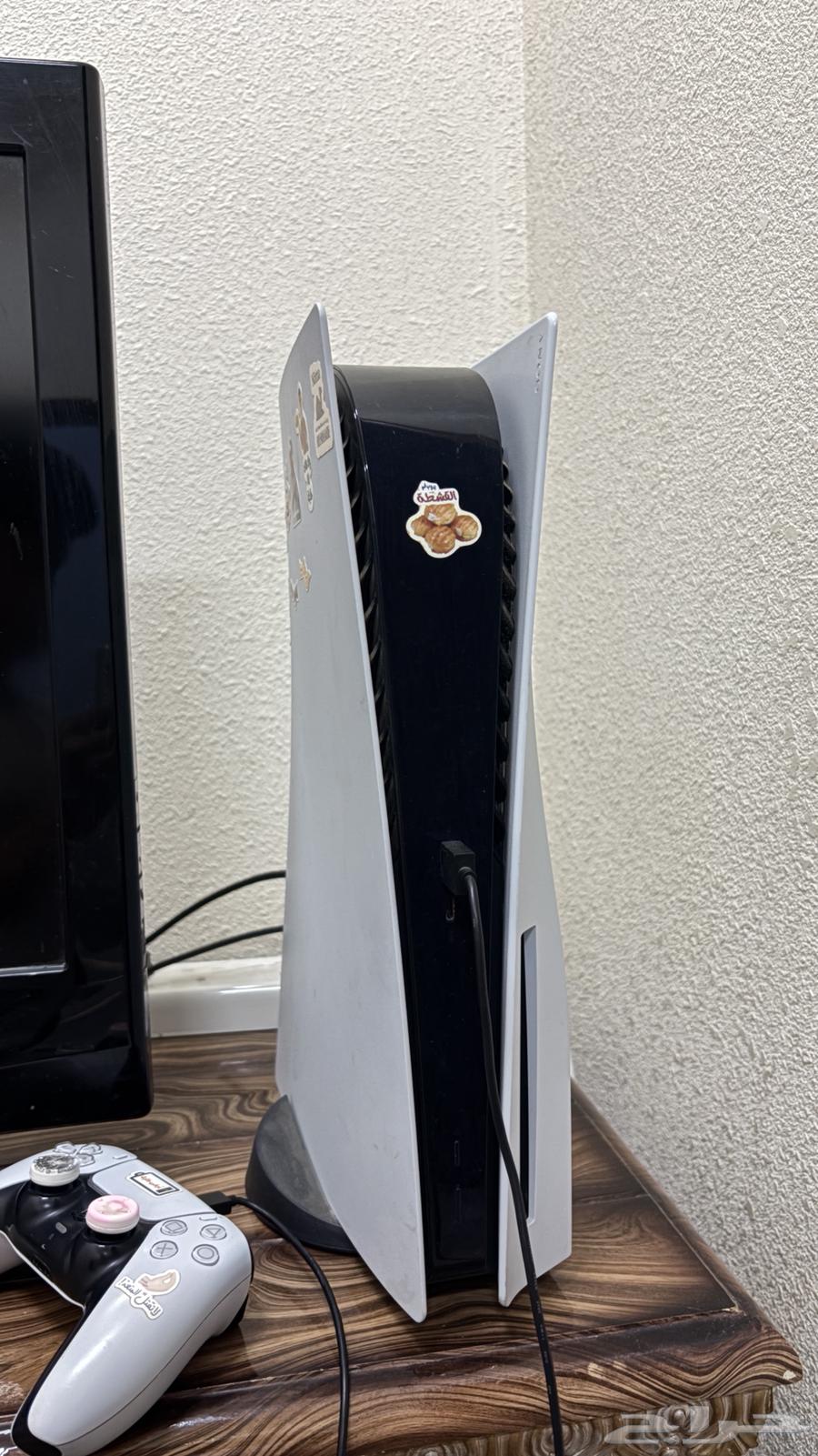 Sony Five is clean, I swear, never used, with one hand and its cables64449234371714110