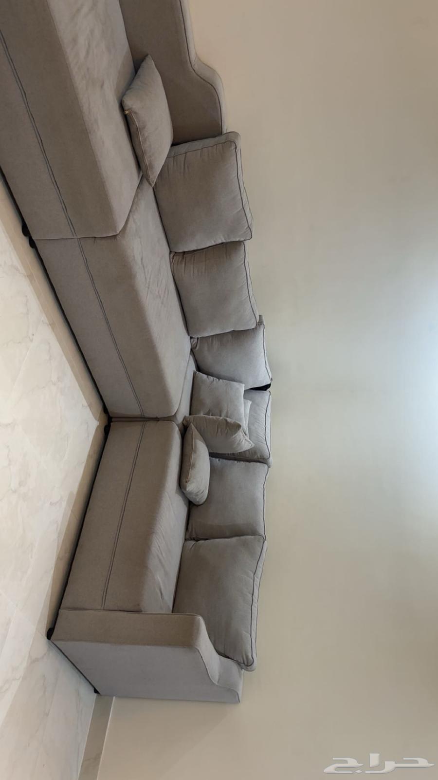 كنب للبيع حرف L لونه رمادي فاتح يحتاج له غسيل64445350540161111