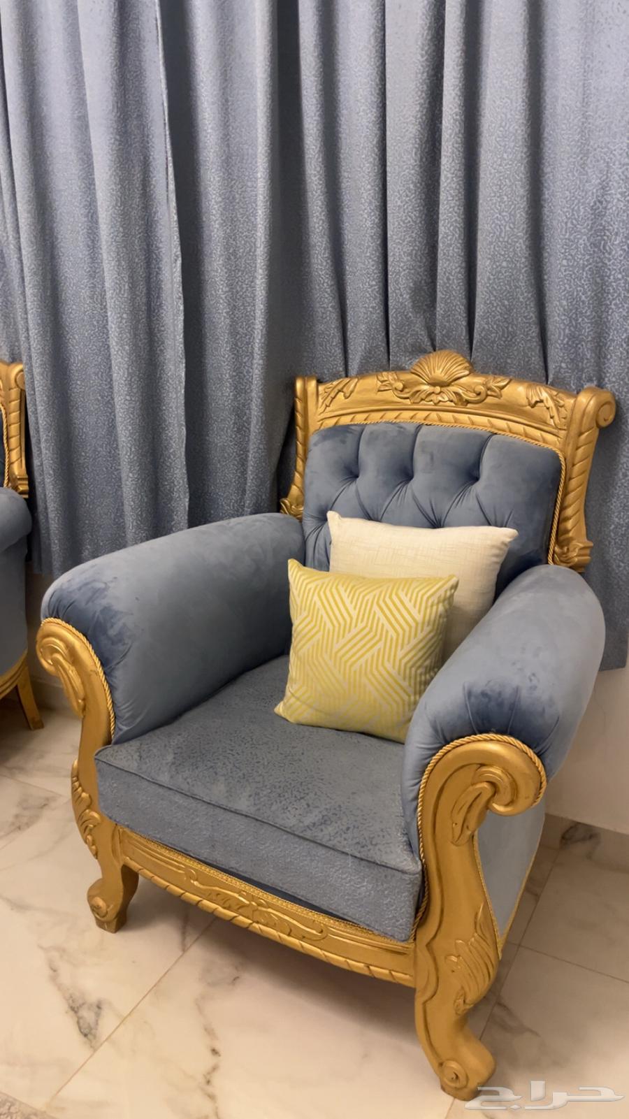 Sofas and tables64449328095491112