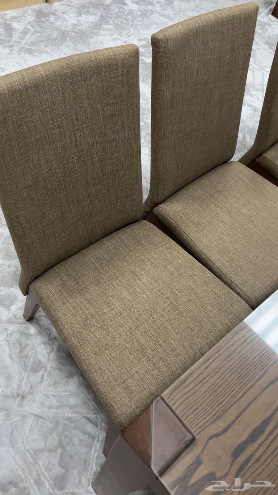 Dining table with chairs64449341562369114