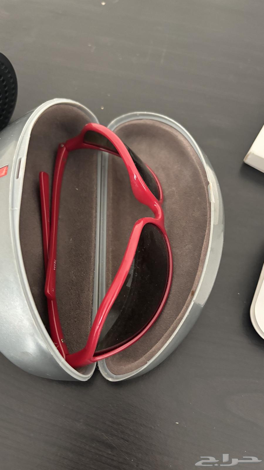 النضارة prada اصلية  ب 300 ريال و ساعة ابل ب 800ريال64444727701635110