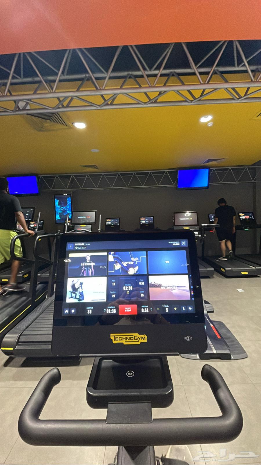 144HZ gaming screen with table64443371548419114